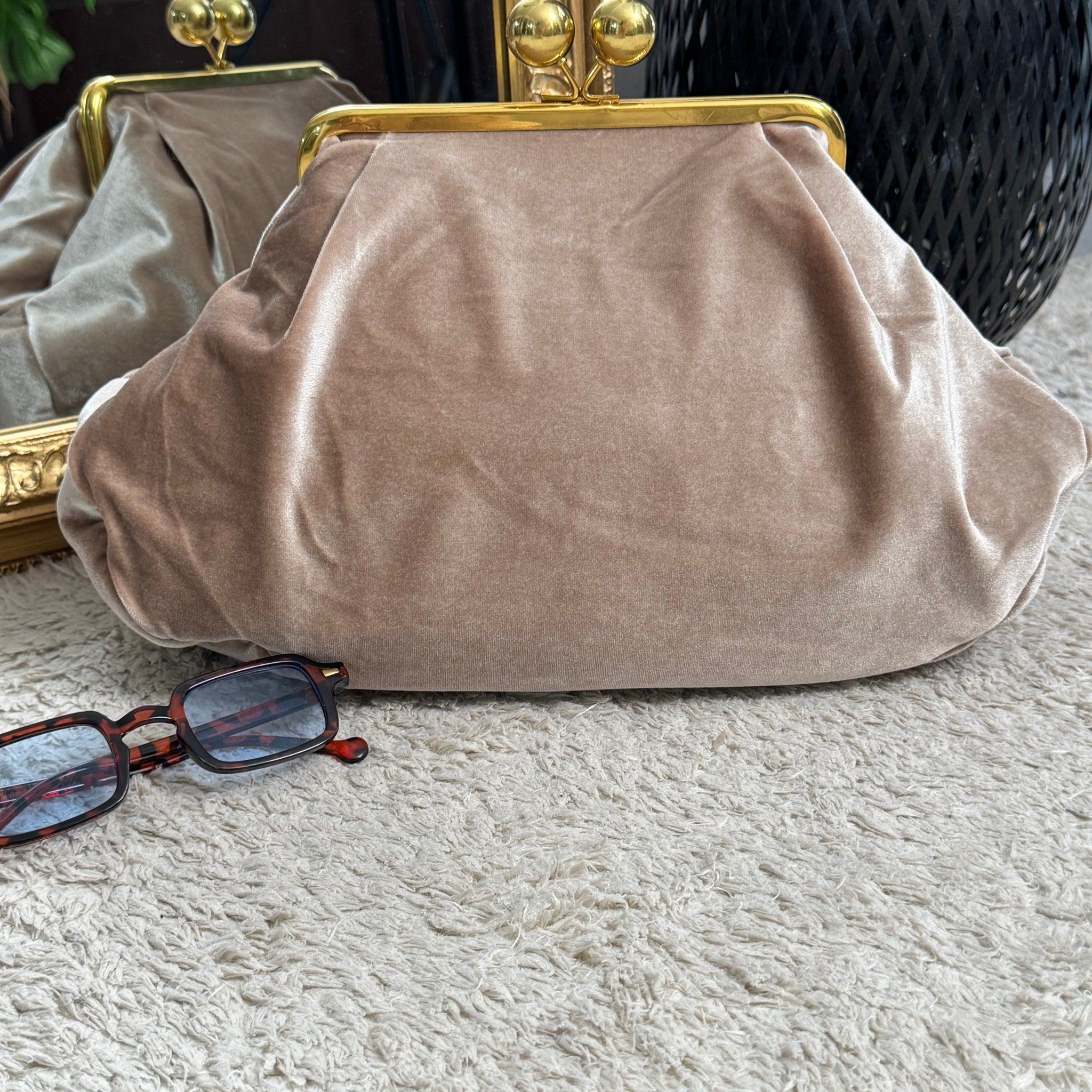 Maxi pochette in velluto burro con tracolla