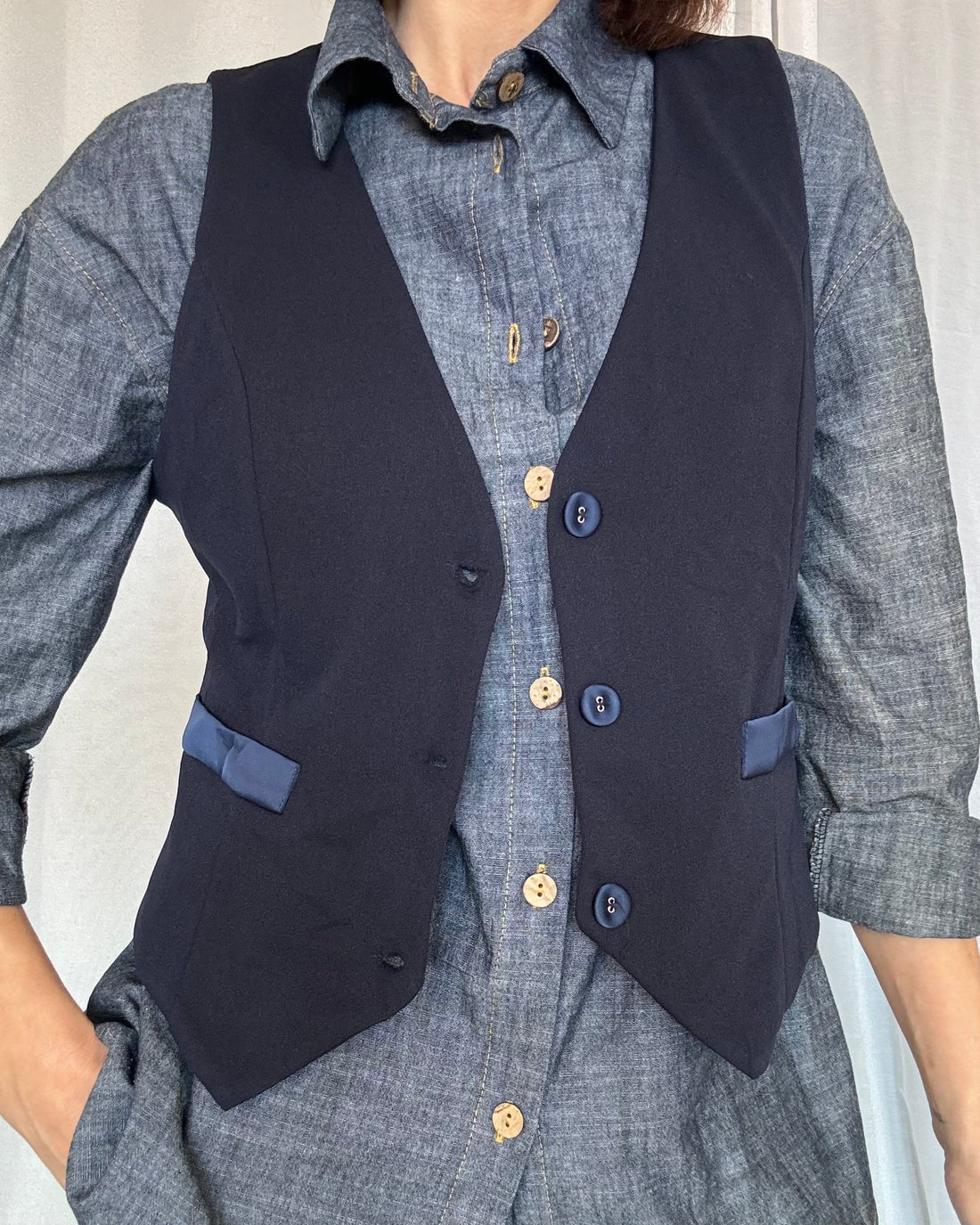 Panciotto blu con tasche e bottoni in raso