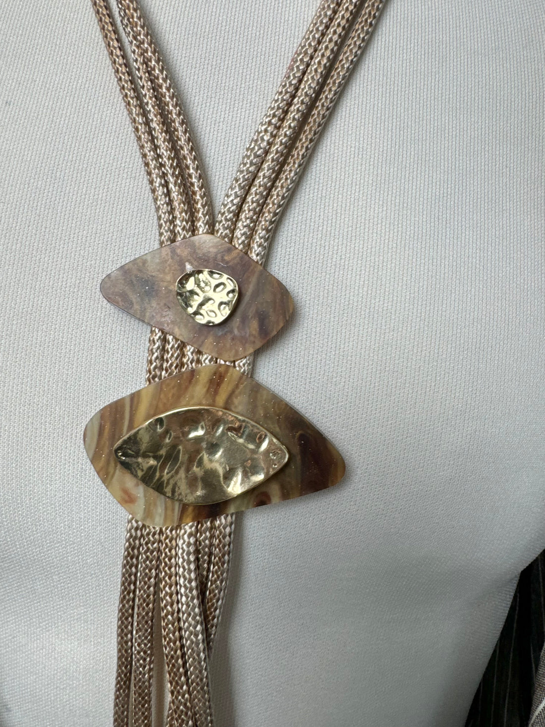 Collana lunga dettagli in legno e pietre