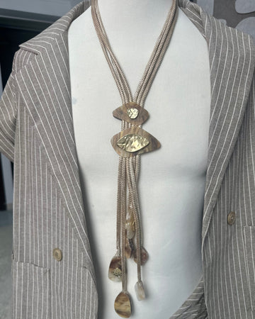 Collana lunga dettagli in legno e pietre