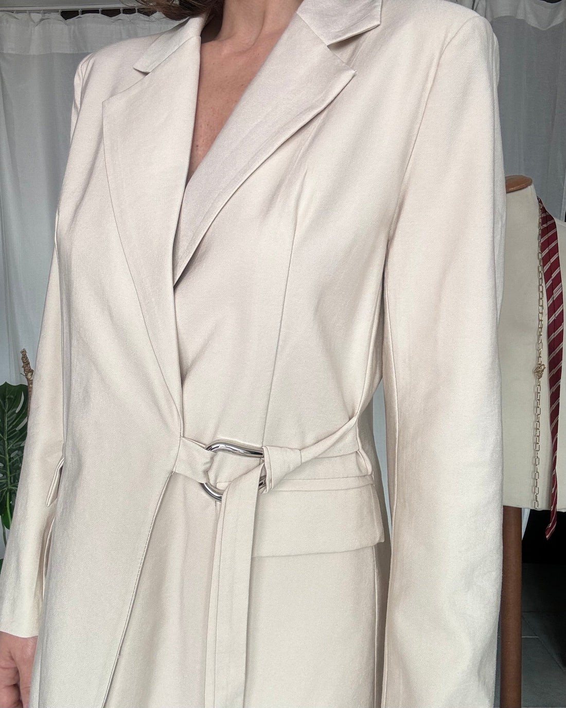 Completo elegante blazer e gonna crema