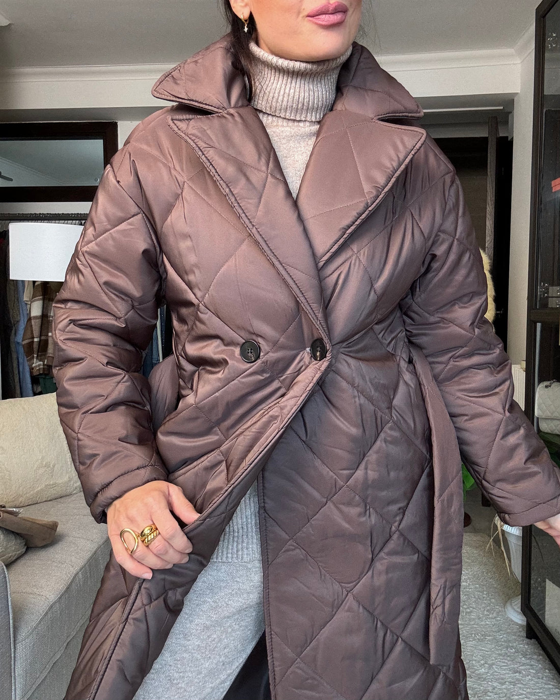 Piumino lungo con cintura cioccolato