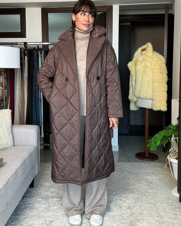 Piumino lungo con cintura cioccolato