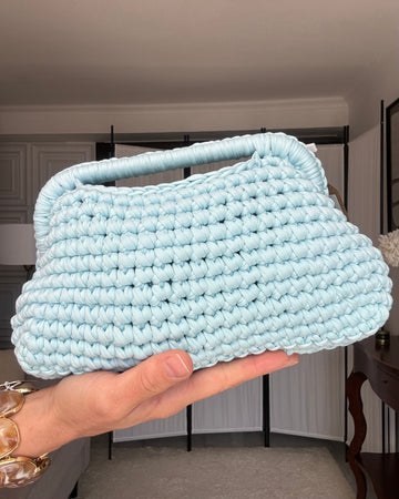 Pochette con manico in tessuto intrecciato azzurro cielo
