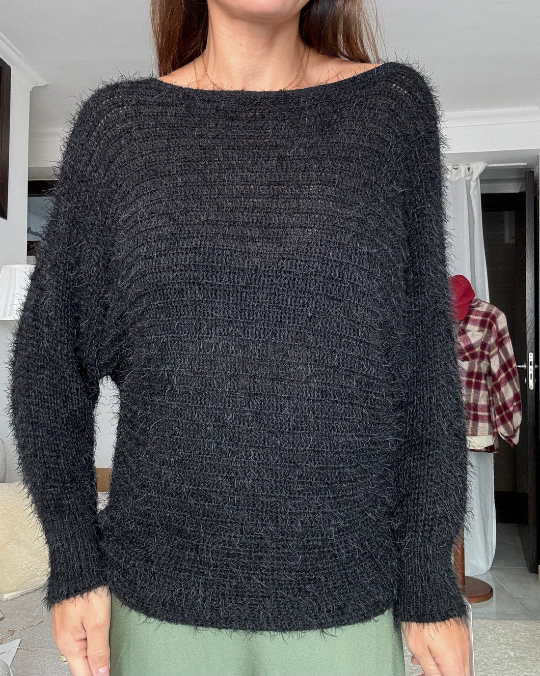 Pullover scollo a Barca filato peloso nero