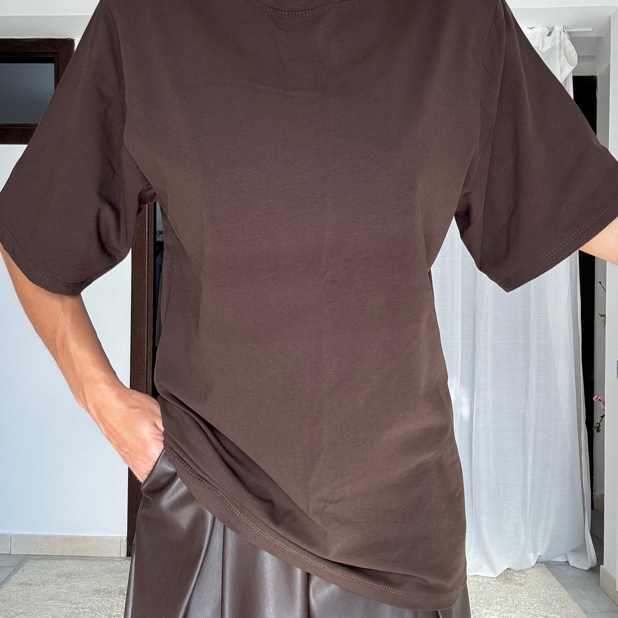 T-shirt con spalline marrone lunga