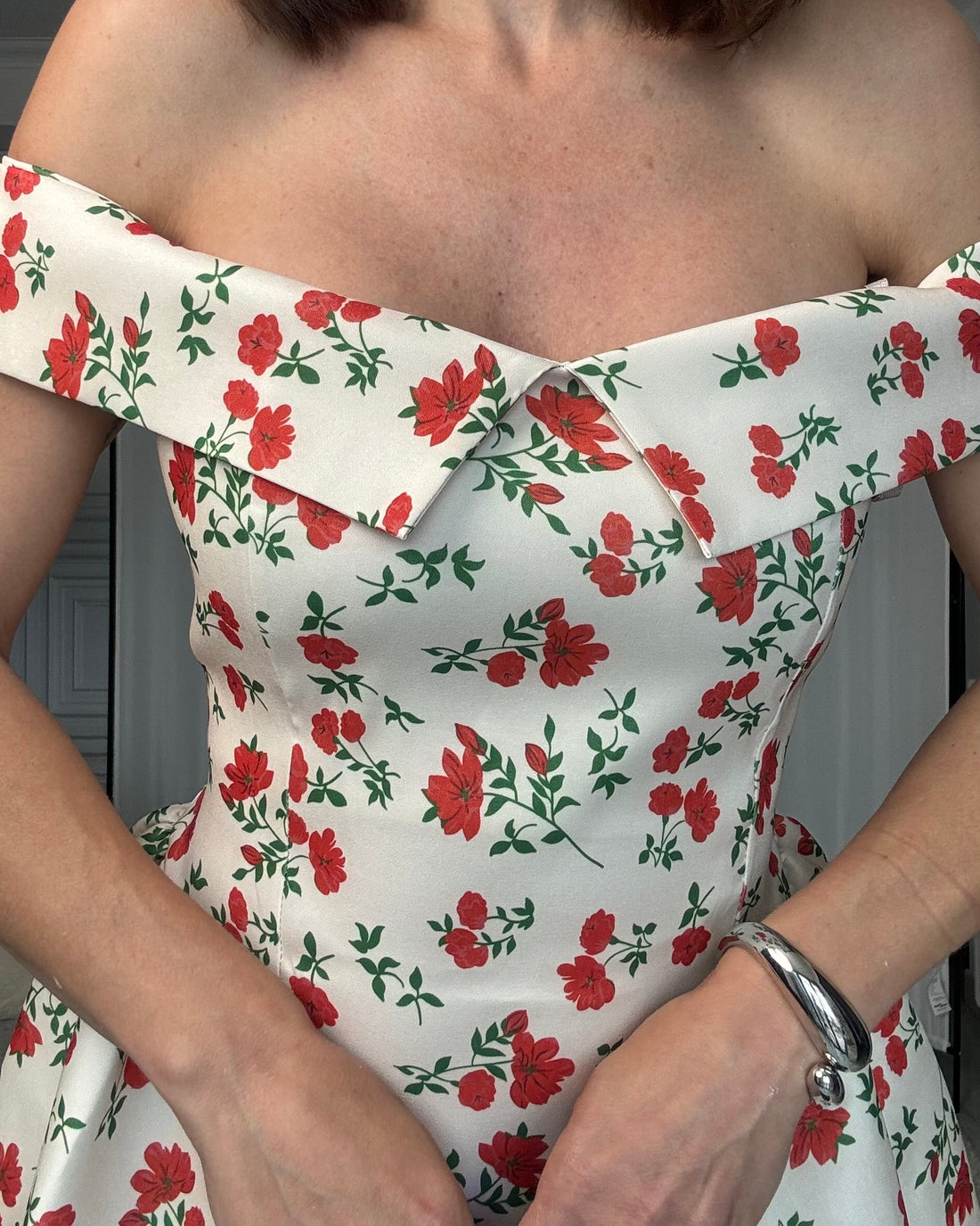 Abito tessuto strutturato con rose fondo bianco