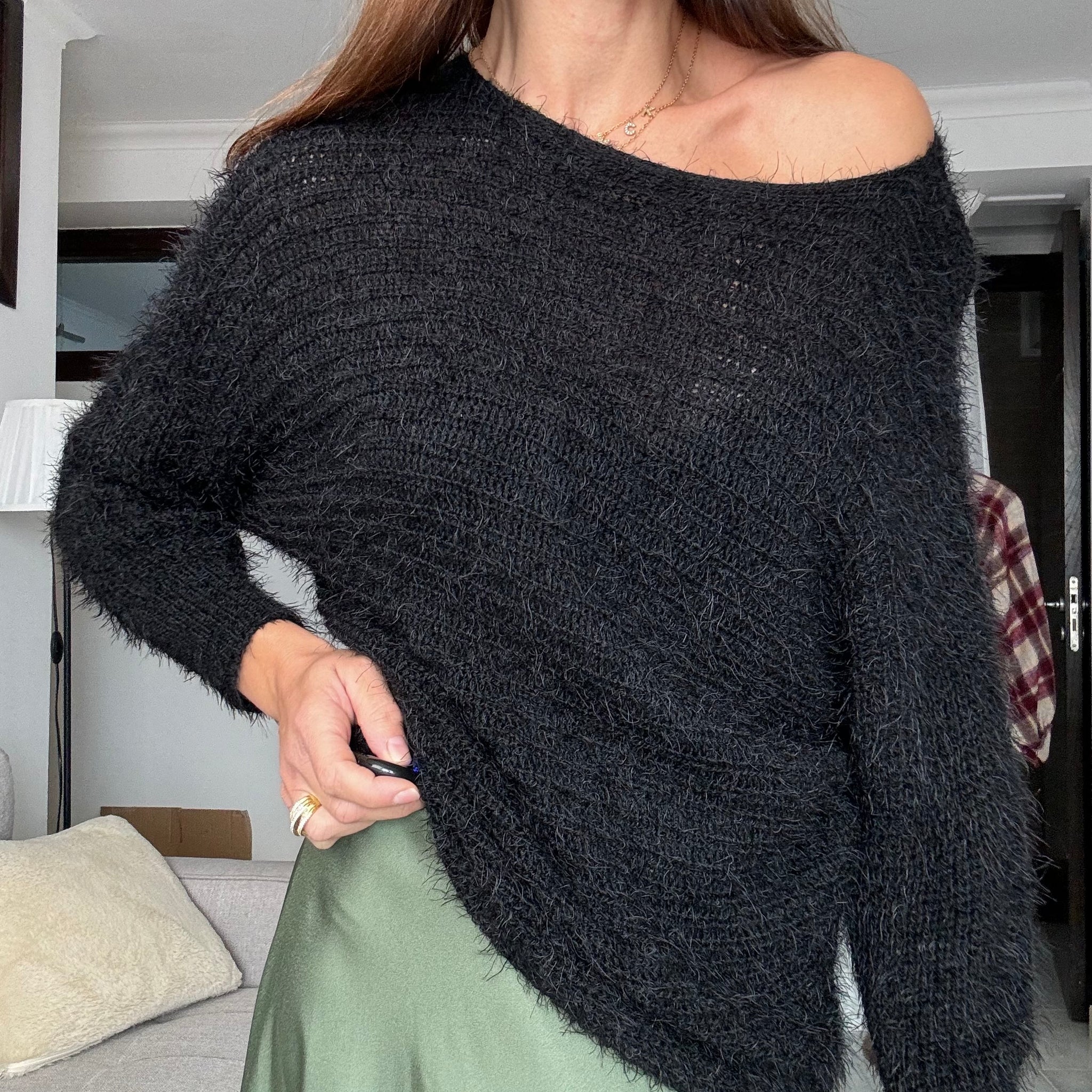 Pullover scollo a Barca filato peloso nero