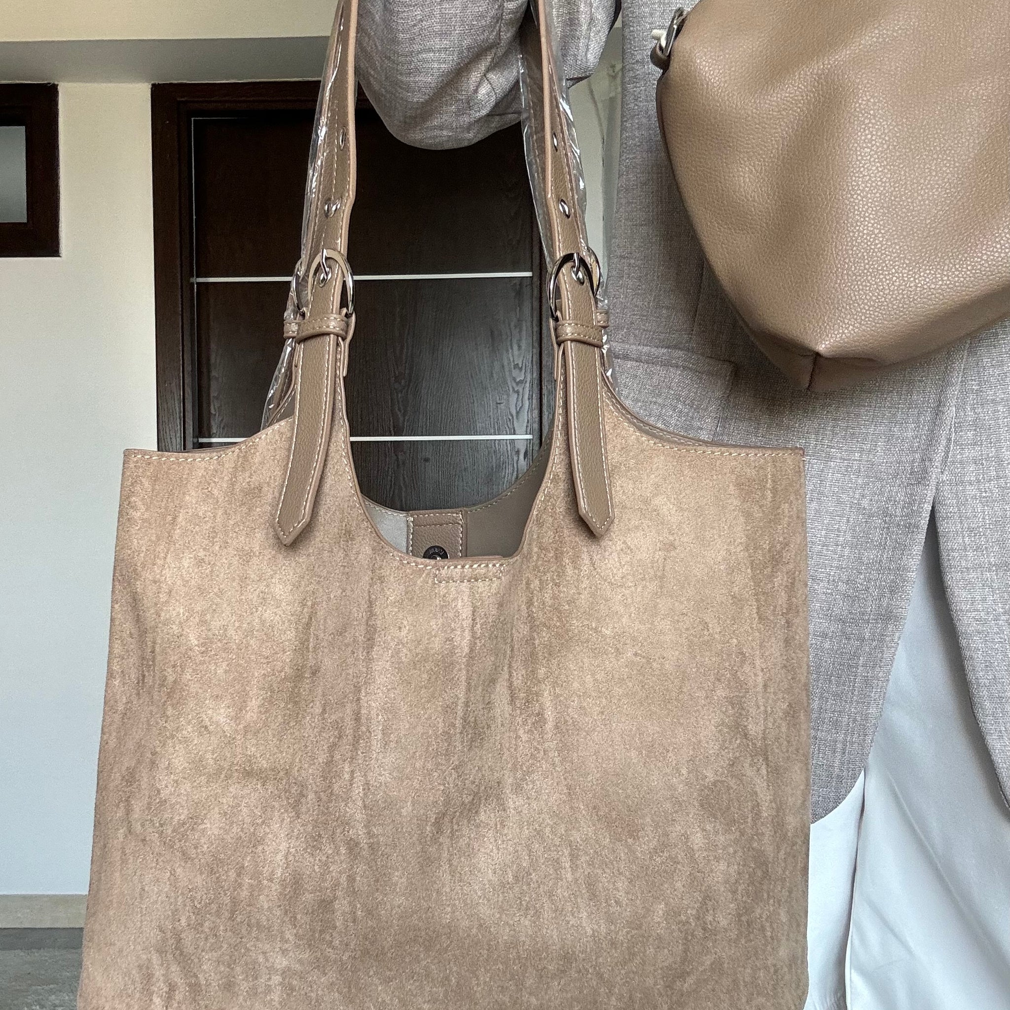 Borsa Maxi shopper con pochette interna e tracolla light camel