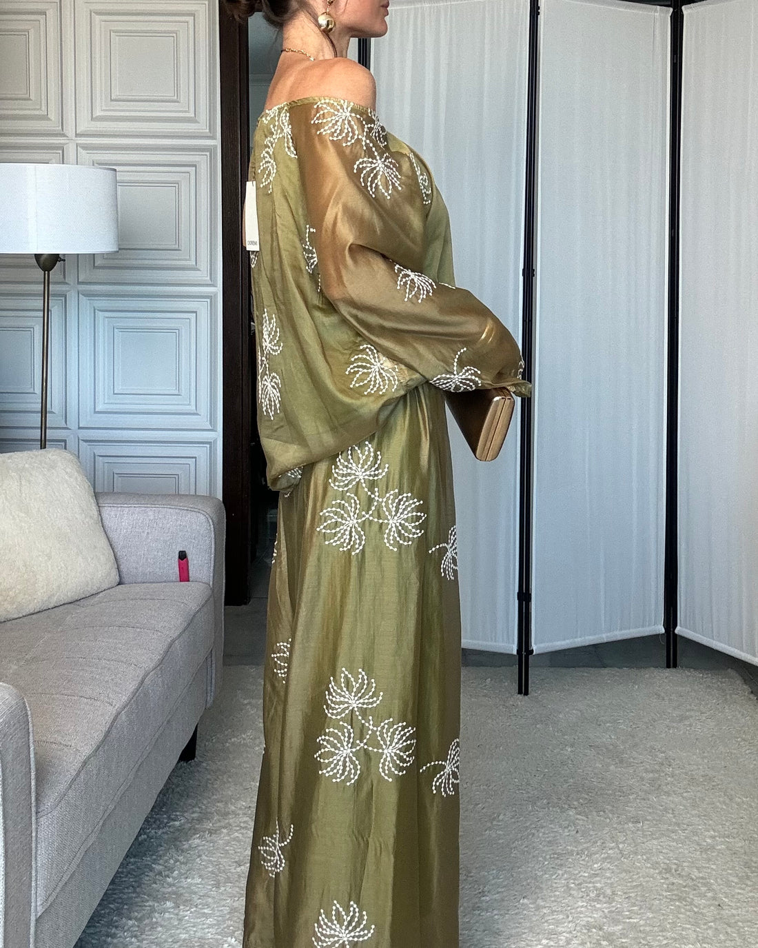 Completo elegante verde in raso leggero effetto seta con ricamo in rilievo