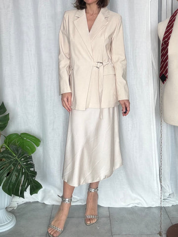 Completo elegante blazer e gonna crema