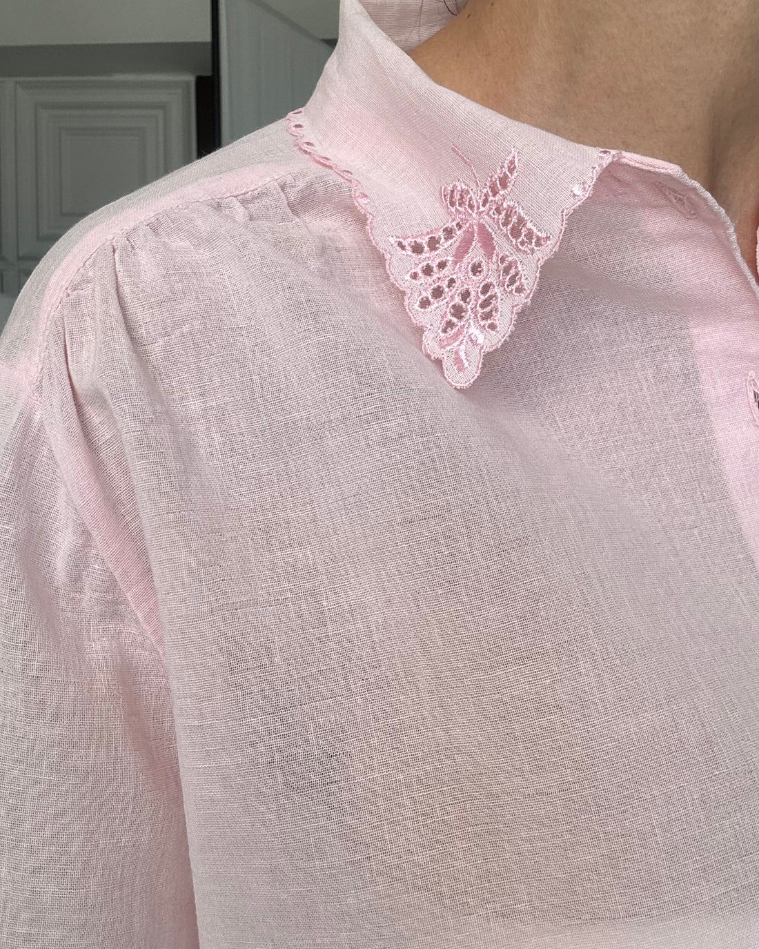 Camicia 100% cotone effetto lino con ricamo a mano rosa delicato pastello