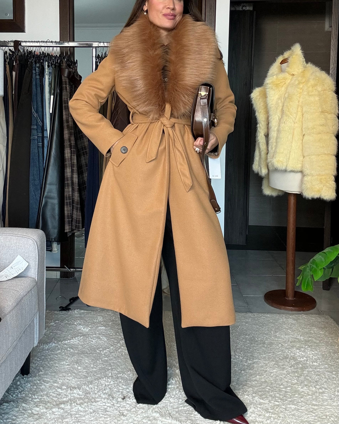 Cappotto Camel con collo eco pelliccia rimovibile