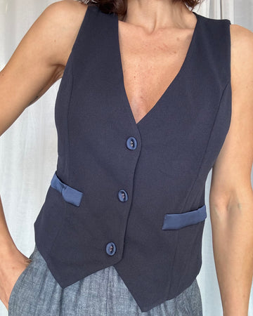 Panciotto blu con tasche e bottoni in raso