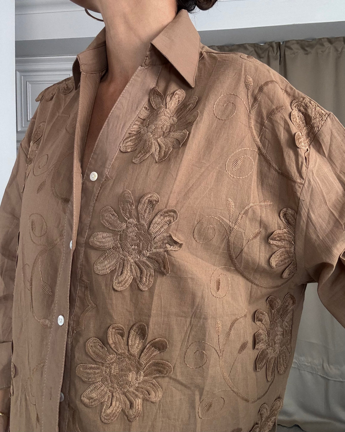 Camicia oversize con ricami camel
